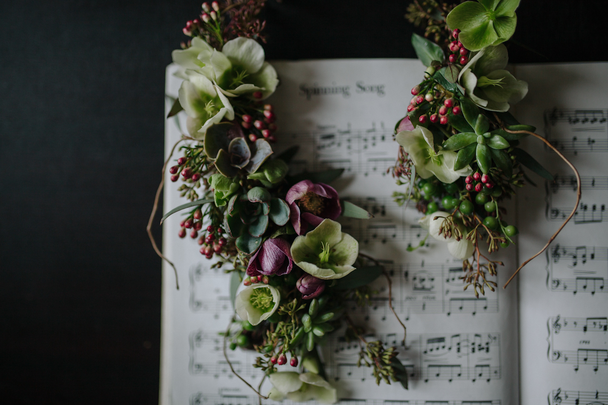 81. Floral necklace